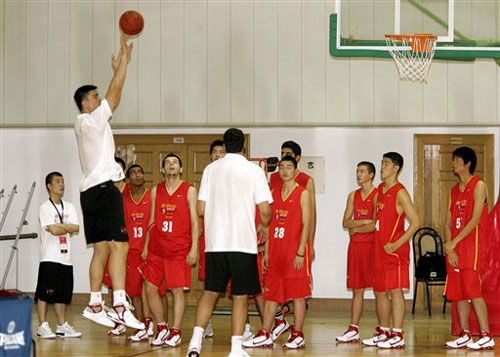 侧翼新星展现出色防守能力，愿意担当团队绿叶角色