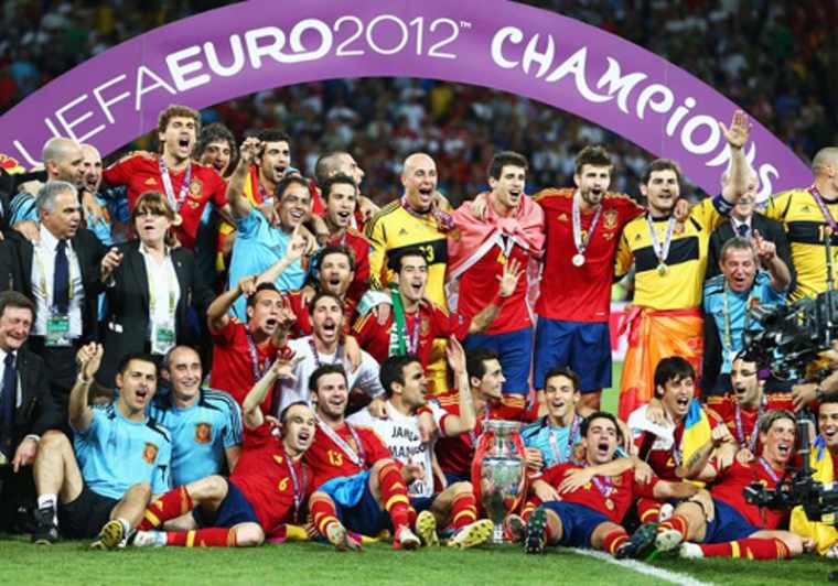 聊啥了？B席赛前与罗伯逊交流，随后两人一同放声大笑