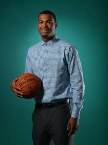 持更显得尤 持更显得尤